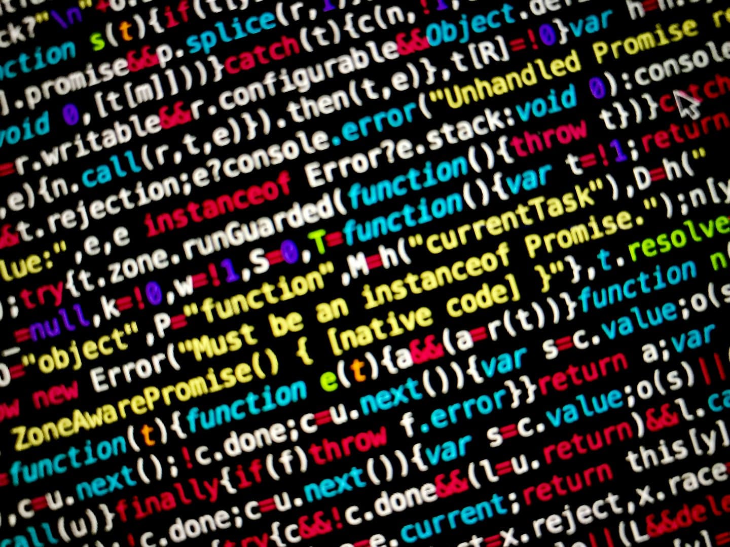 Obrazovka počítača zobrazujúca farebné riadky kódu JavaScript.